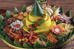 penyajian tumpeng nasi kuning