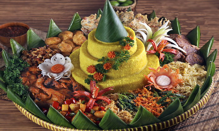 penyajian tumpeng nasi kuning